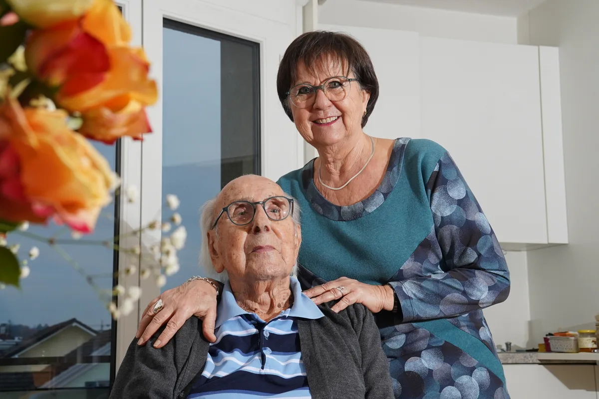 Madeleine Diete steht hinter ihrem Vater Albert Honegger (106 Jahre alt).